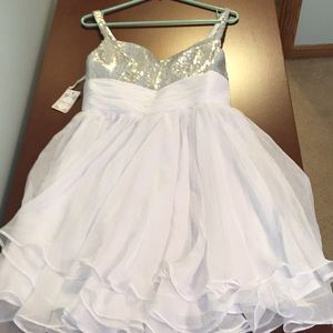 Cute white cocktail dress 💍